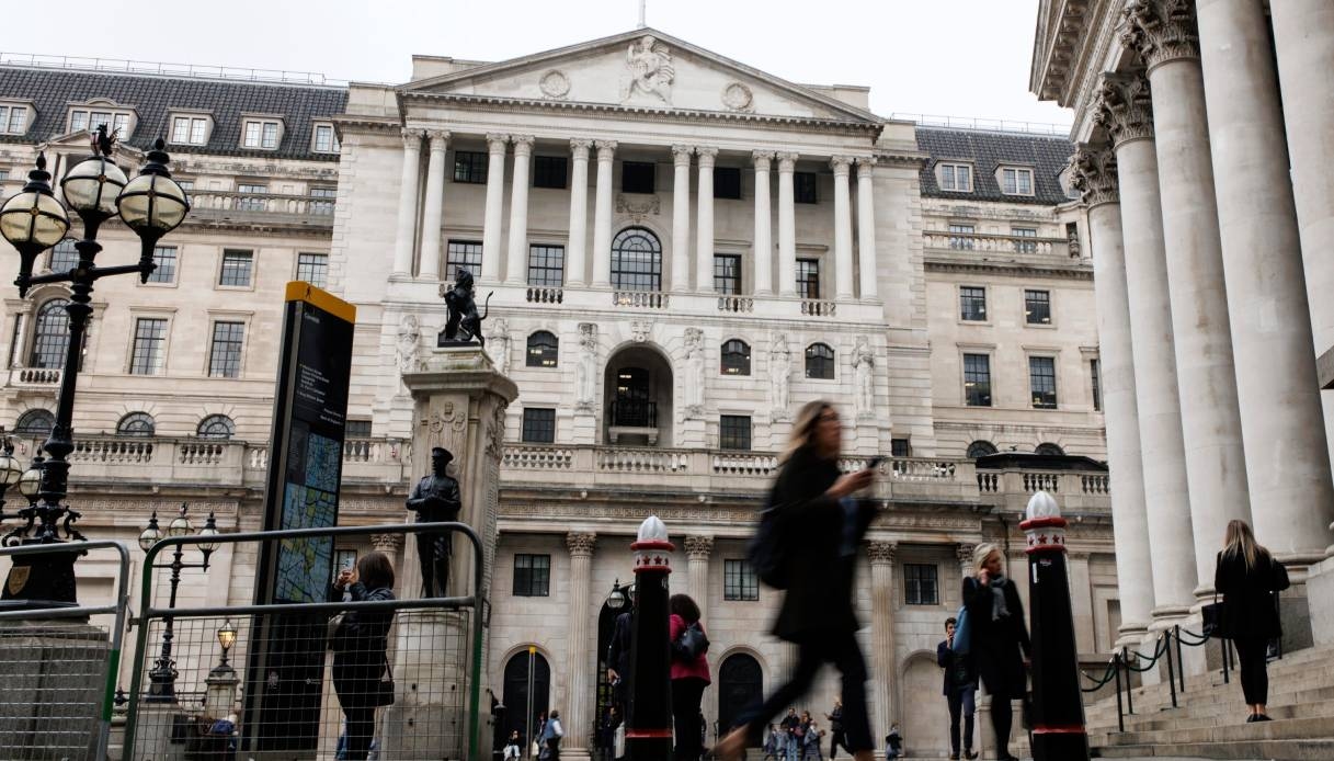 Рынки негативны, Банк Англии лидирует по инфляции: ставки остаются неизменными, но перспективы остаются открытыми.