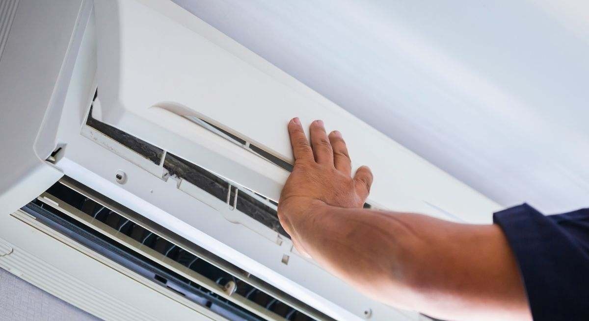 Airconditioning koelt niet? De simpele truc om het in Spanje te laten repareren zonder een monteur te bellen.