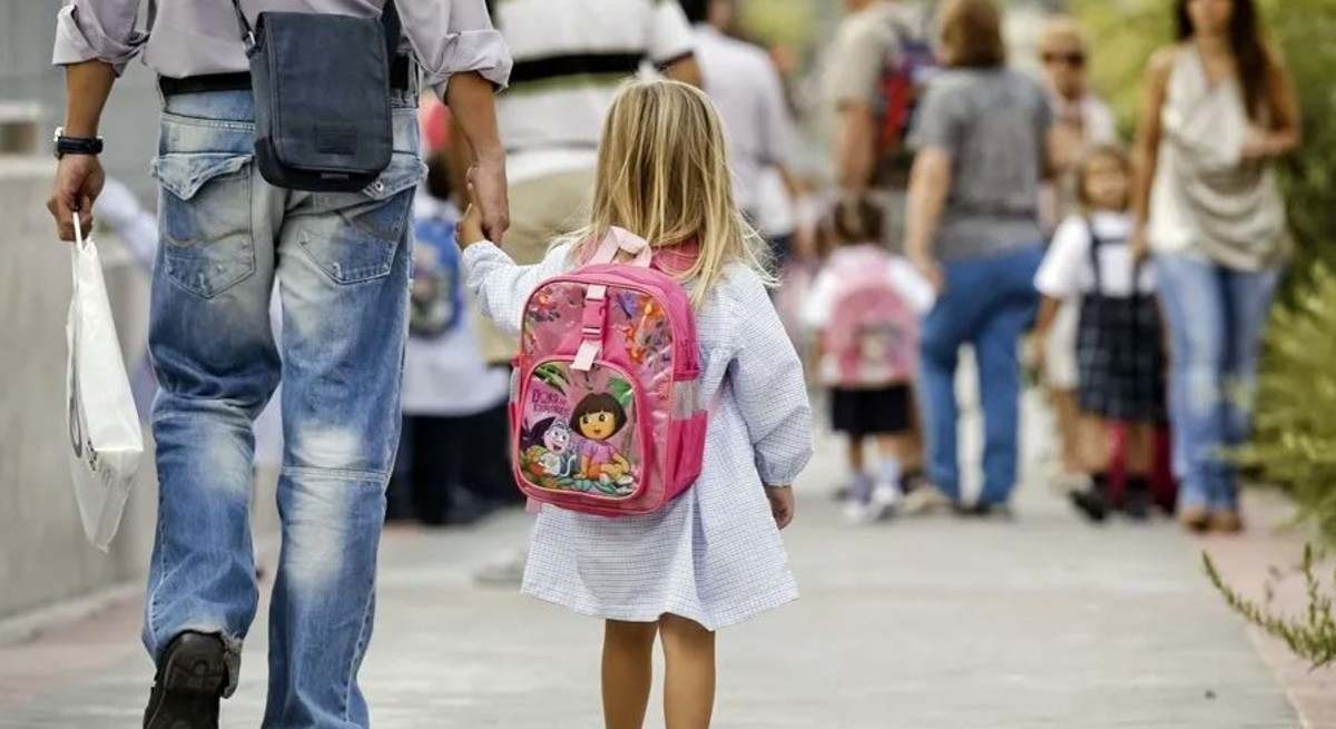 Sumar ogłasza zawarcie porozumienia z PSOE w sprawie wydłużenia urlopu macierzyńskiego do 17 tygodni i rekompensaty części kosztów opieki nad dzieckiem.