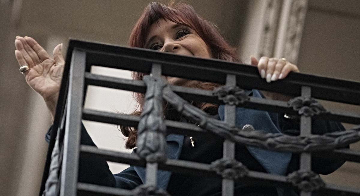 Cristina Fernández accusa Milei di mentire e sostiene che il suo governo emette denaro per pagare gli interessi.
