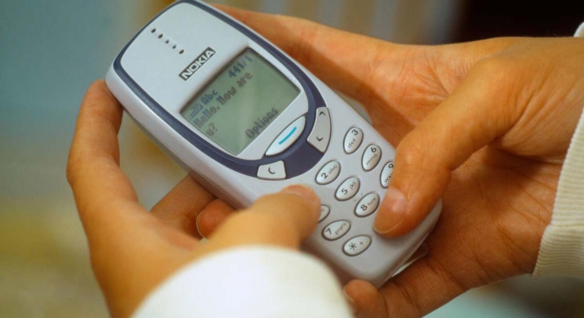 Sie haben die Haltbarkeit des legendären Nokia 3310 auf die Probe gestellt und das Ergebnis macht alle sprachlos.