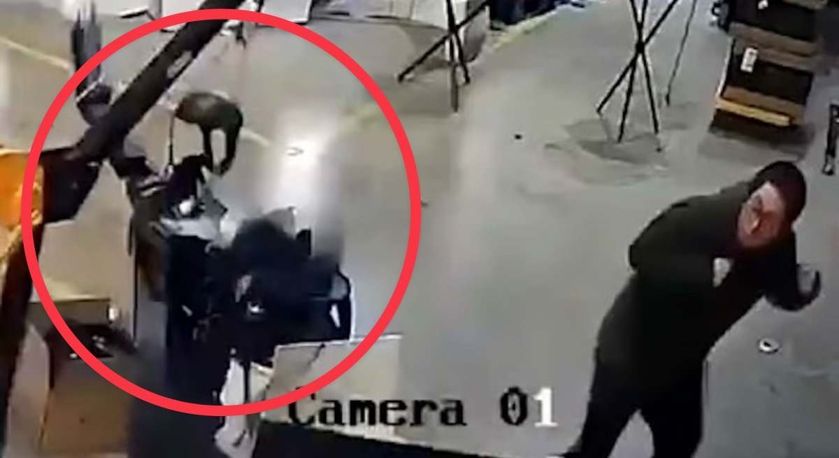 ¿Quién vigila a los robots? Un androide golpea operarios en una fábrica china