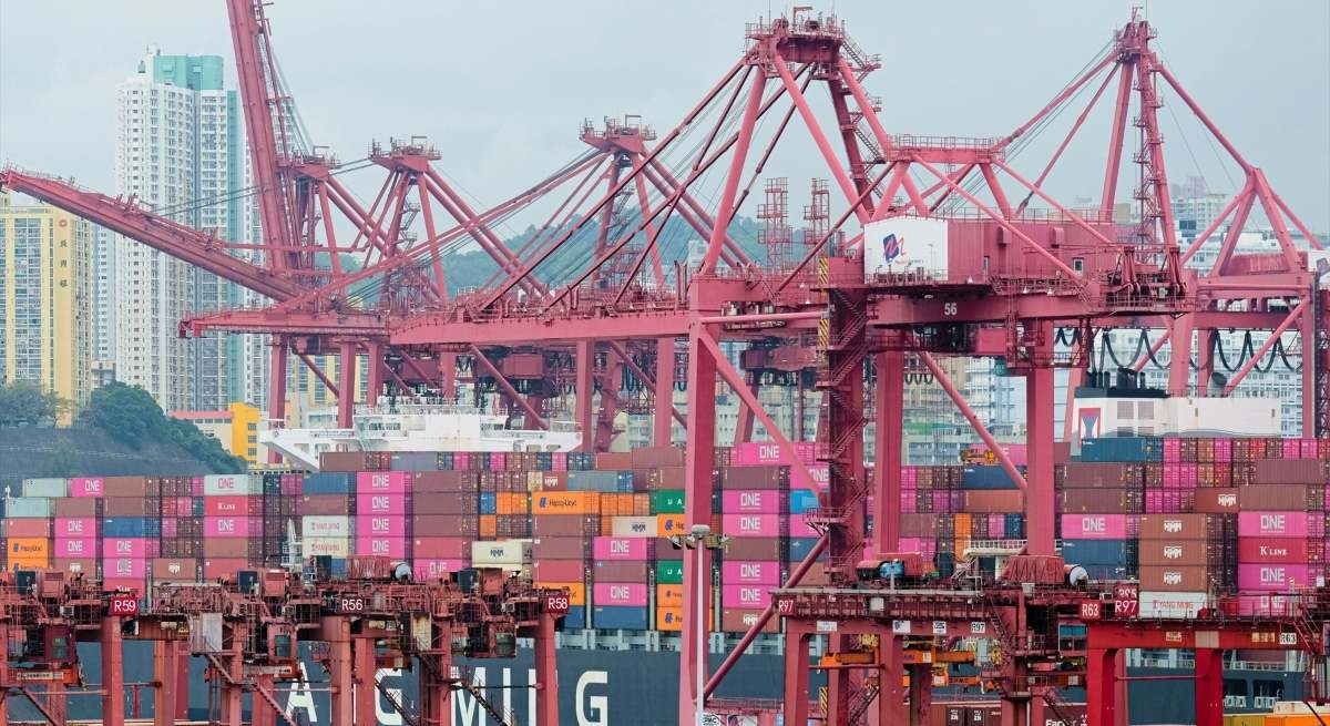 An operation against hydrocarbon trafficking in Mexico results in the arrest of businessmen and officials.