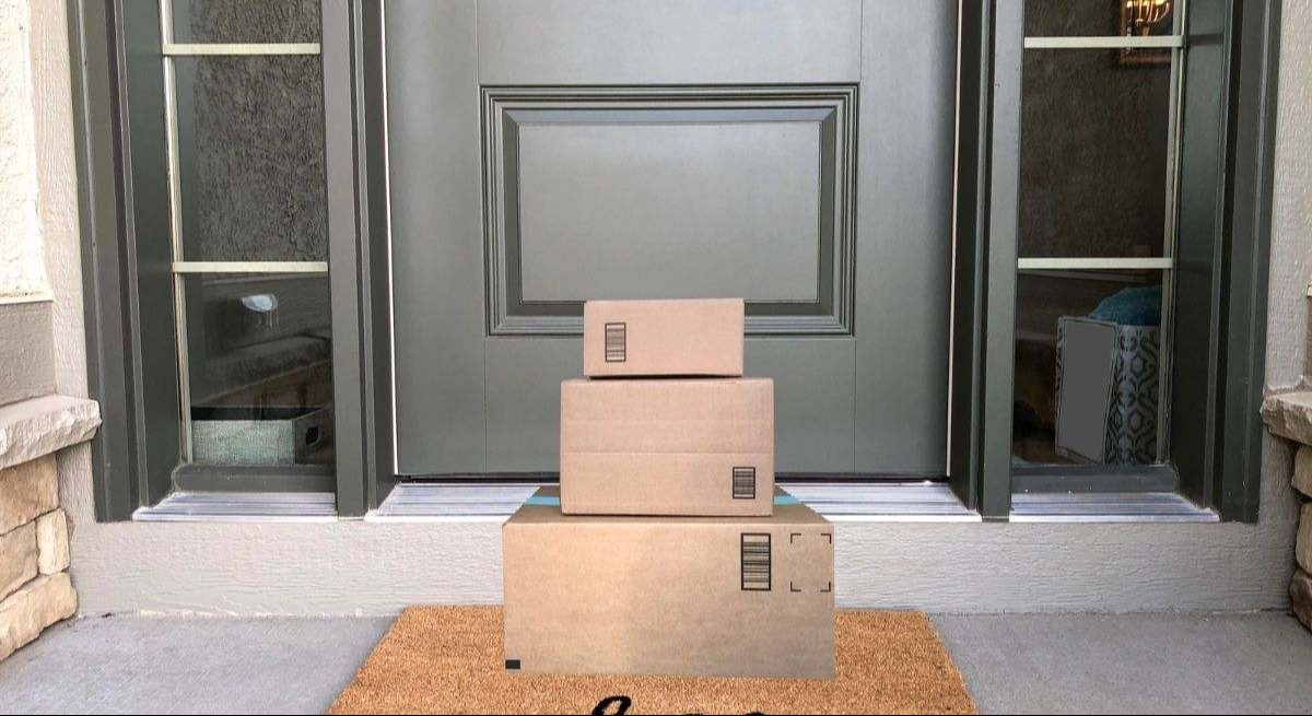 L'FBI invita i cittadini a prestare attenzione a una truffa che riguarda tutti: "A casa tua riceverai un pacco con un codice QR..."