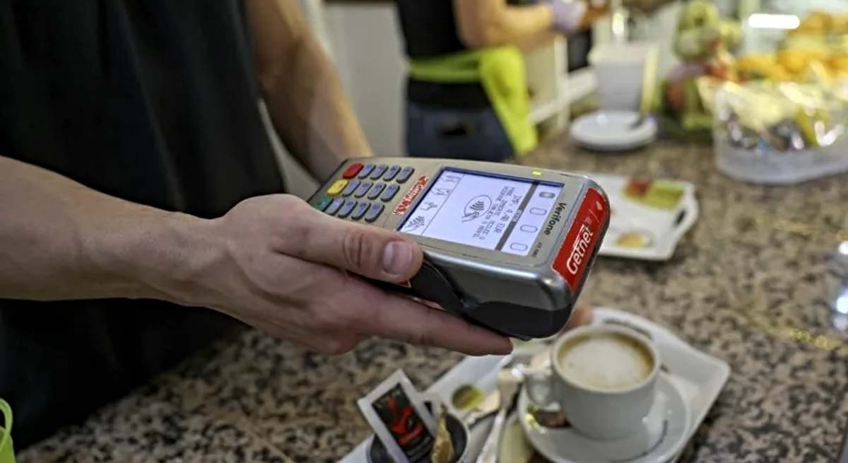 Bürger der Eurozone bevorzugen Kartenzahlung, da die Zahl der Geldautomaten weiter abnimmt