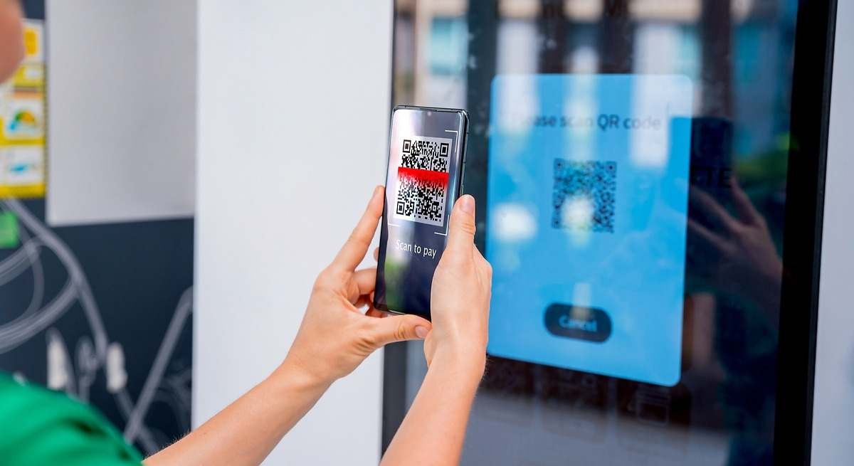 L'OCU mette in guardia dalle truffe che utilizzano falsi codici QR nelle stazioni di ricarica per auto elettriche: "Controllate se è autentico".