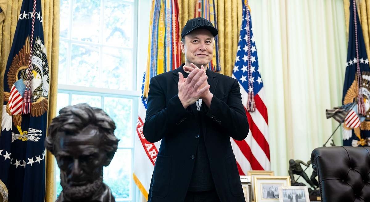 L'intelligenza artificiale di Musk fa marcia indietro: Grok si scusa per i suoi contenuti neonazisti, definendoli "un comportamento orribile".