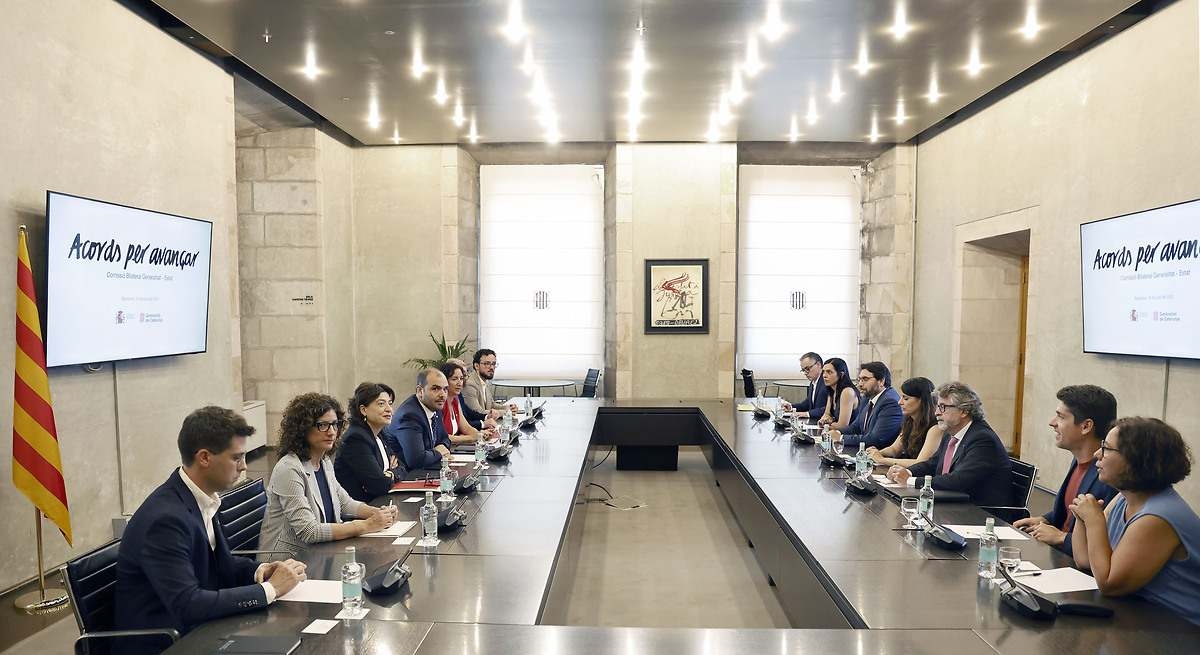 Hükümet ve Generalitat (Katalan Hükümeti), Katalonya için benzersiz bir finansman anlaşması üzerinde anlaşarak, bunu diğer özerk bölgelere de genişletti. Bu anlaşma, Katalonya'nın daha fazla vergi toplamasına ve kendi hazinesini genişletmesine olanak t...