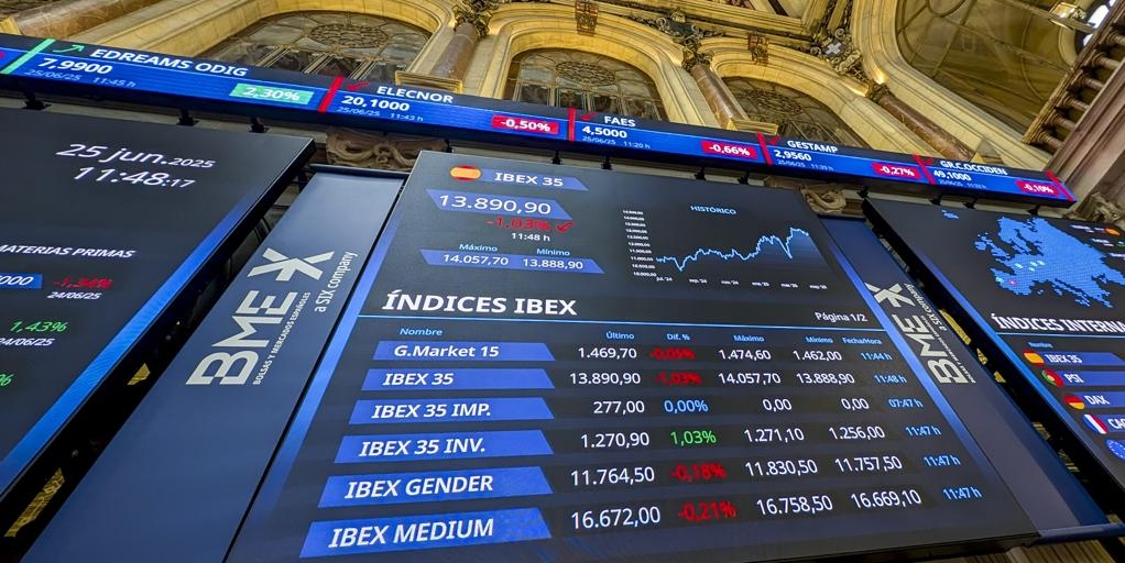 O Ibex 35 cai 1,59%, pressionado pelo setor bancário e pelas ameaças de Trump.