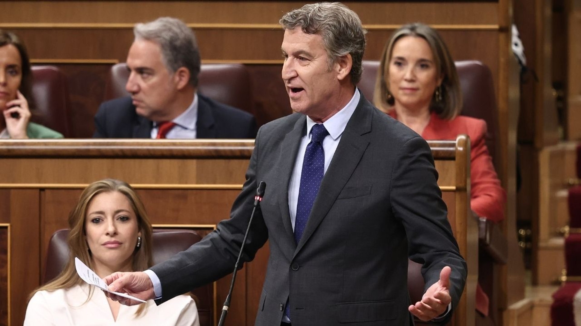 Feijóo kündigt an, dass die Volkspartei (PP) Sánchez im Oktober vor den Koldo-Fallausschuss des Senats laden werde.