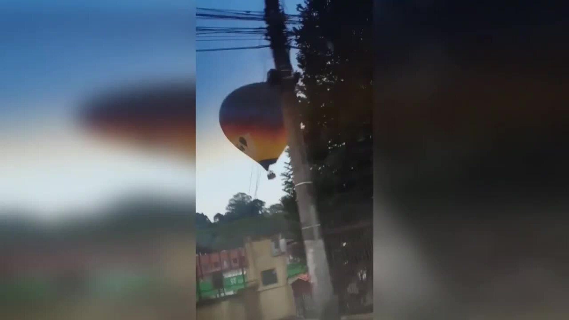 Oito mortos após queda de balão de ar quente com 21 passageiros no Brasil.