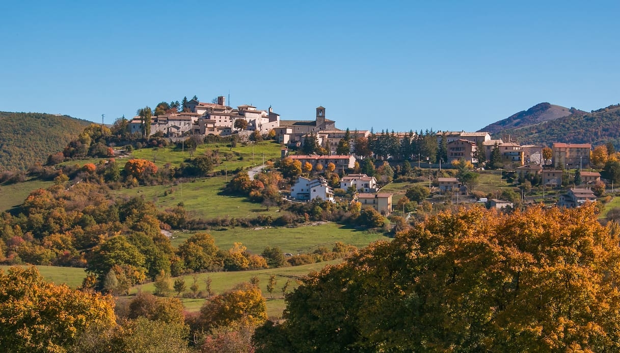 Monteleone di Spoleto, altın arabalı Umbria köyü