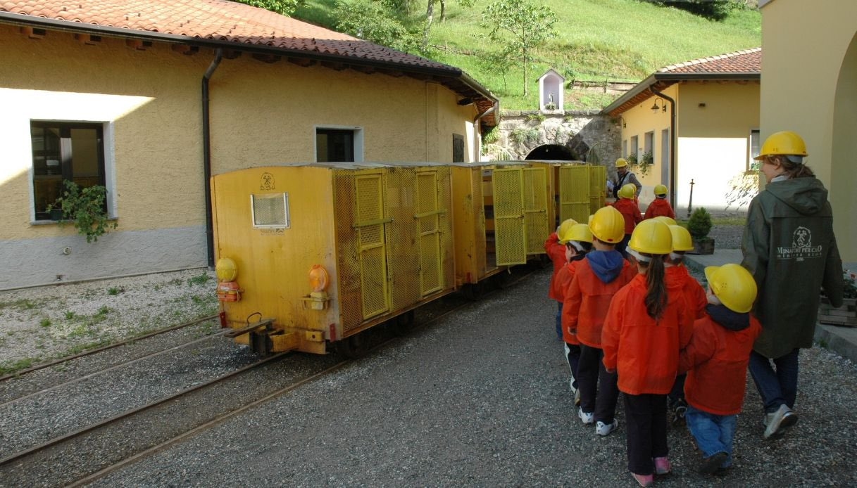 Val Trompia'nın antik madenleri arasında sarı trene binin