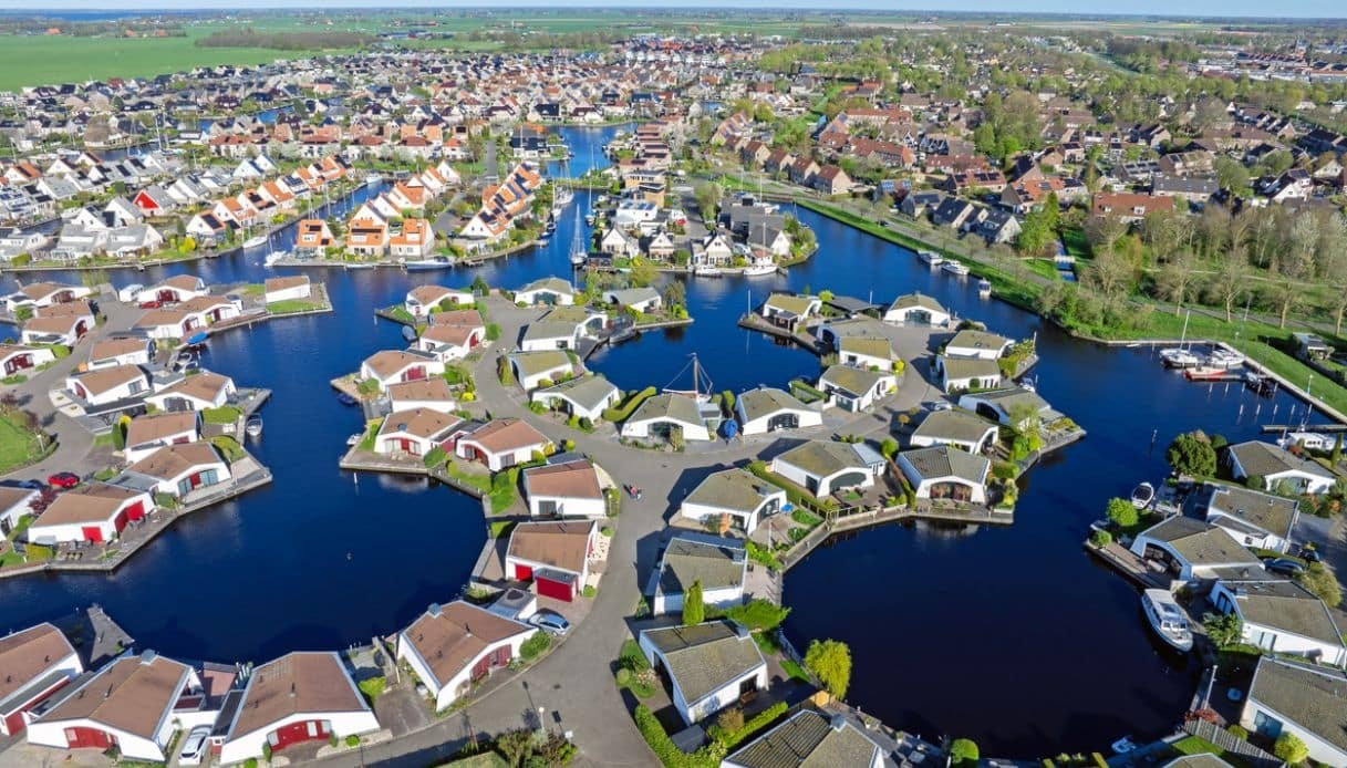 Todo el encanto de Lemmer y su mosaico de agua holandés