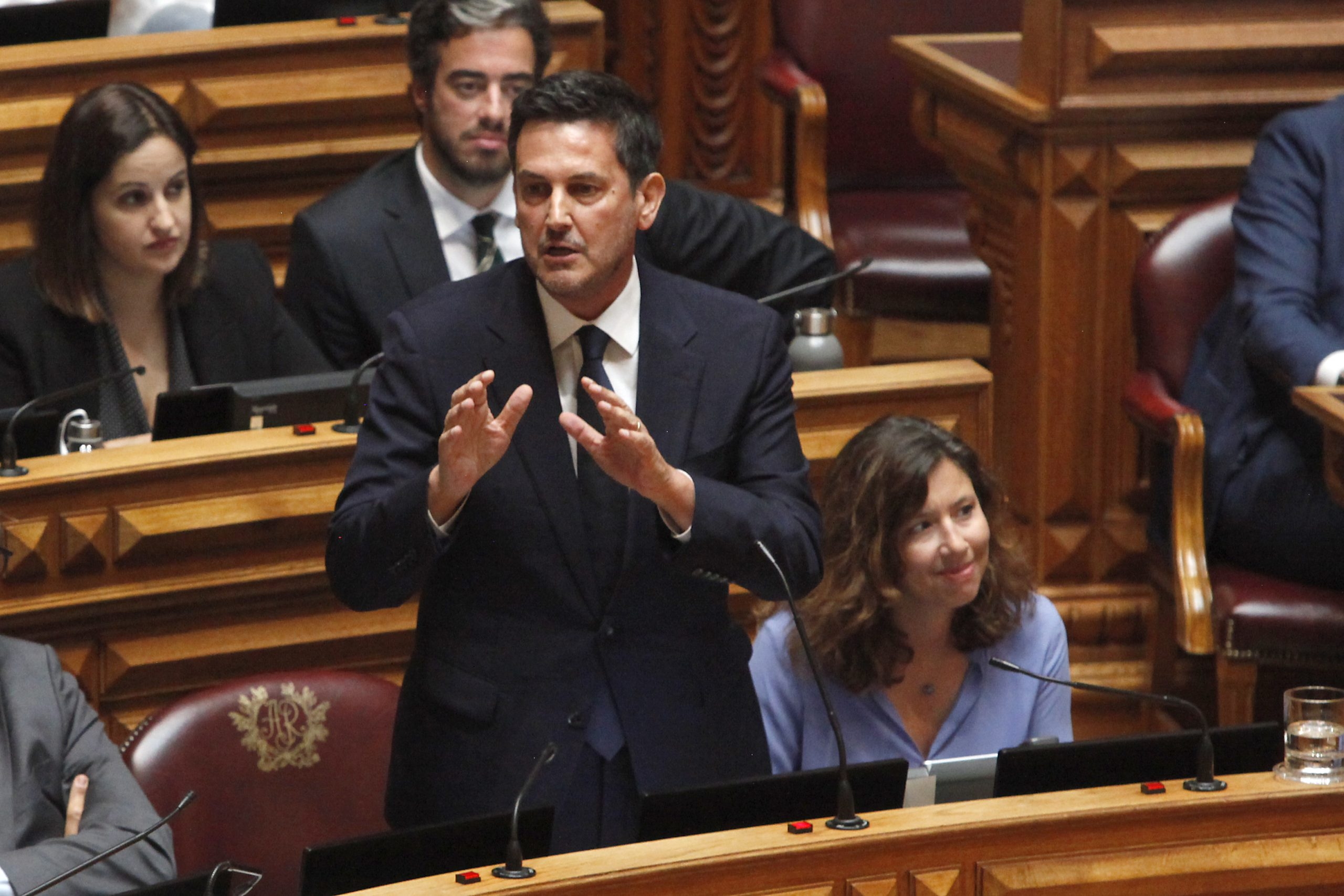 Activistas lanzan polvo verde a Rui Rocha durante una manifestación. IL subastará el traje manchado