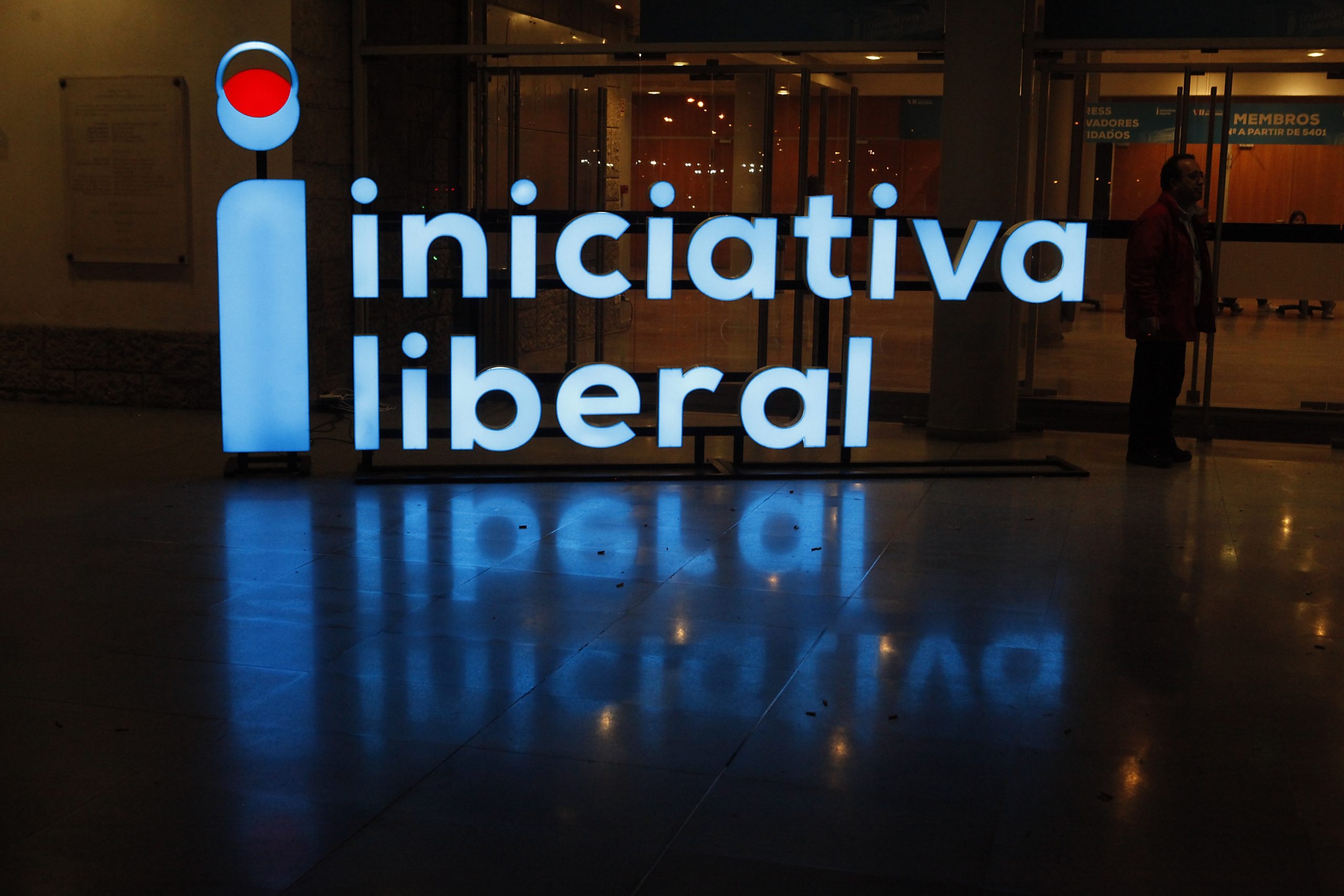 Iniciativa Liberal. Conselheiros reunidos em clima de pressão