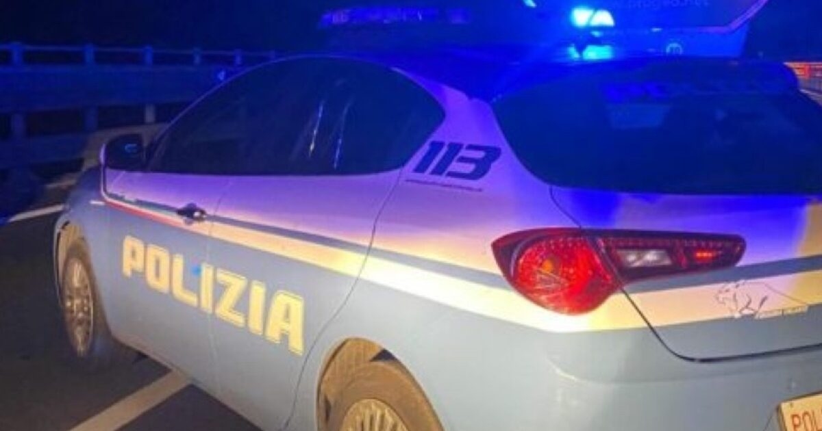 Milano'da bir kadın Via Valtellina'da arabada ölü bulundu: Yaşları 35 ile 40 arasındaydı