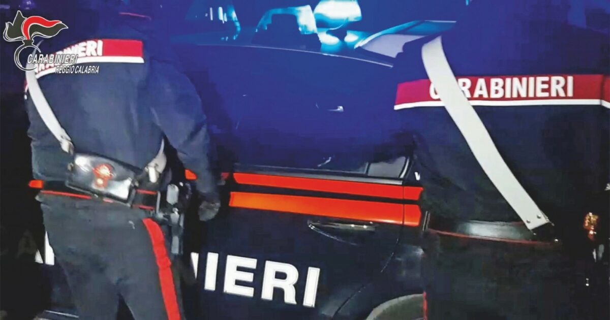 A man suffocates and kills his 34-year-old wife on the street in full view of passers-by. Her husband was arrested by the Carabinieri for femicide.