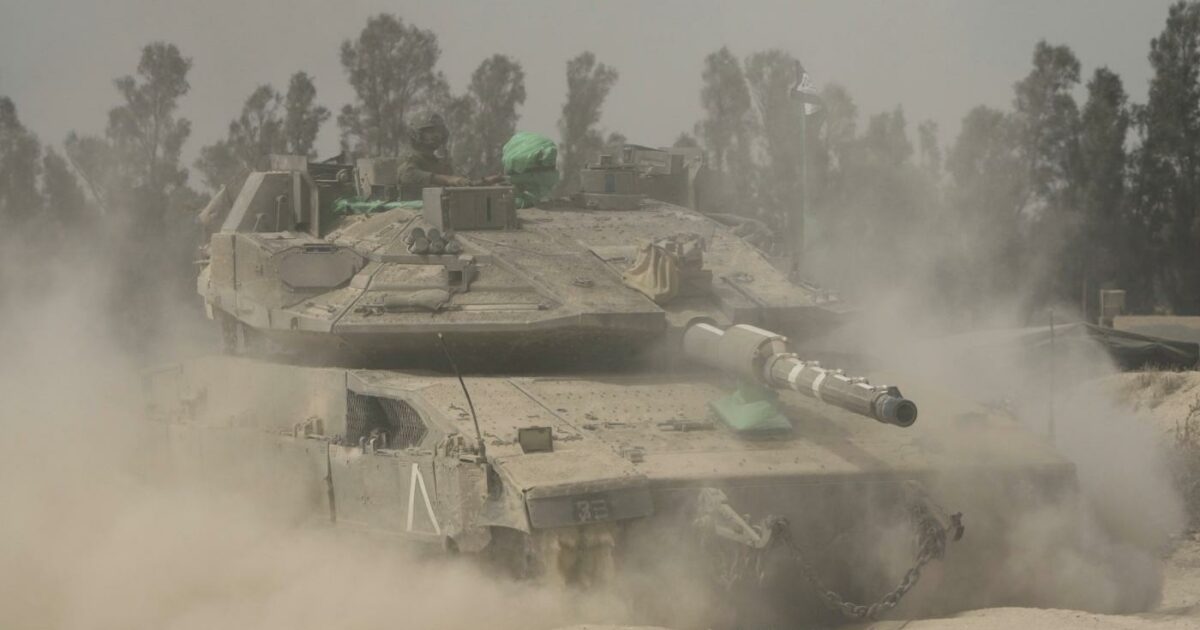 Gazze: İsrail tankları, el-Şati kampındaki yerinden edilmiş kişilerin çadırlarına ateş açtı, en az 12 kişi öldü.