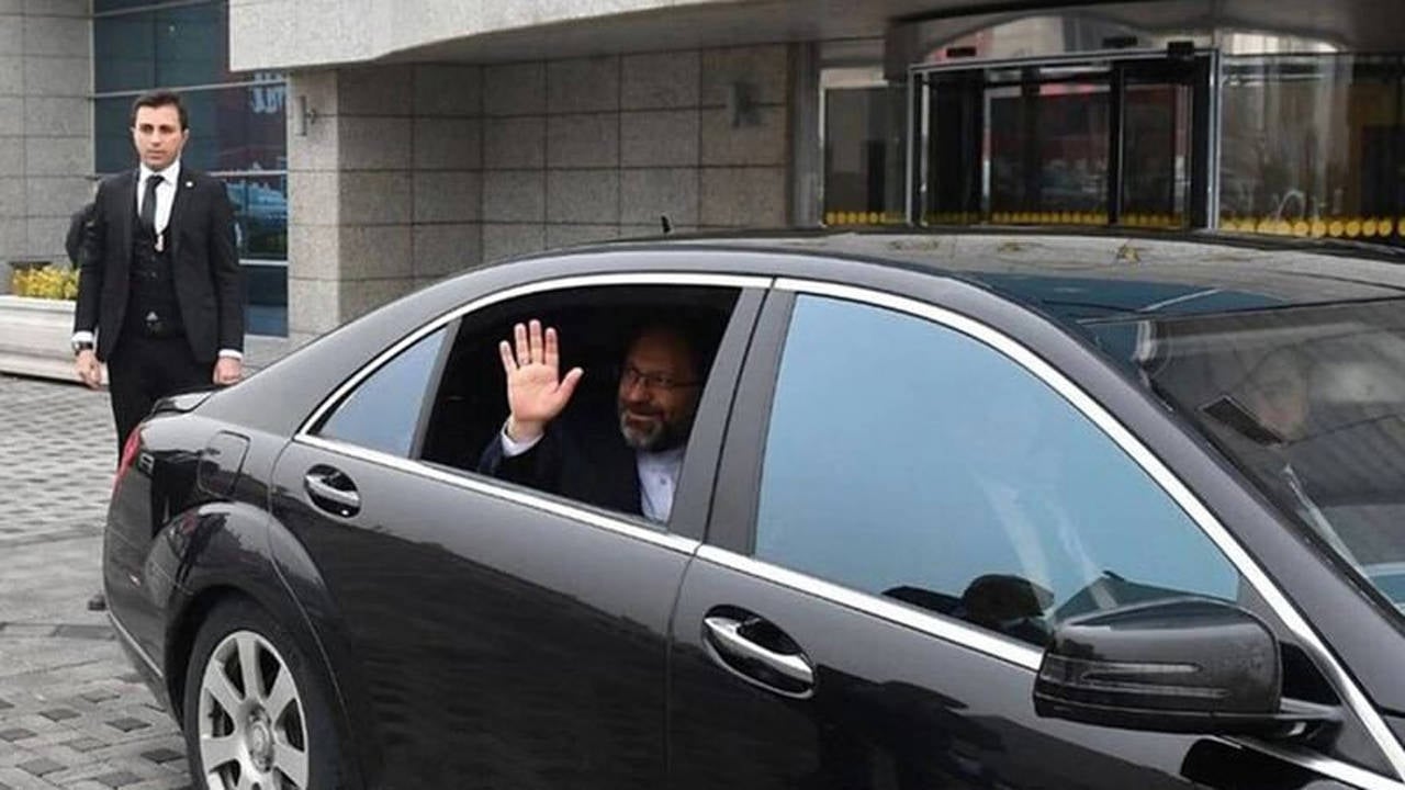 Der Sergeant blickt nicht auf das Gesicht des Fahrzeugs, in dem der Papst fährt