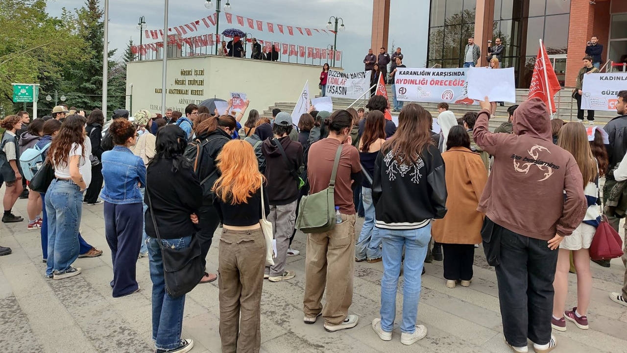 Мы не допустим торжества реакции и фашизма.