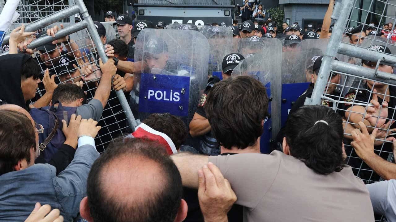 A pressão continua de todos os lados