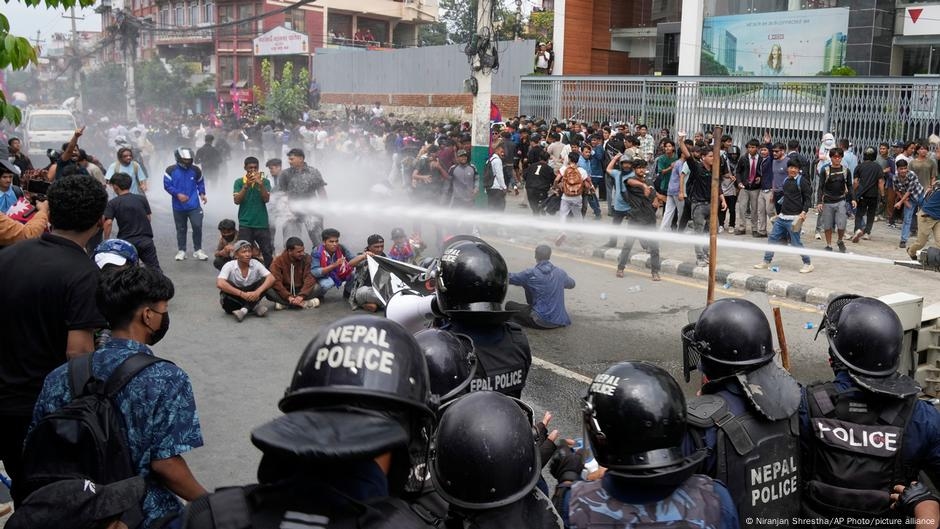 Dopo le morti nelle proteste: il Nepal pone fine al divieto sui social media