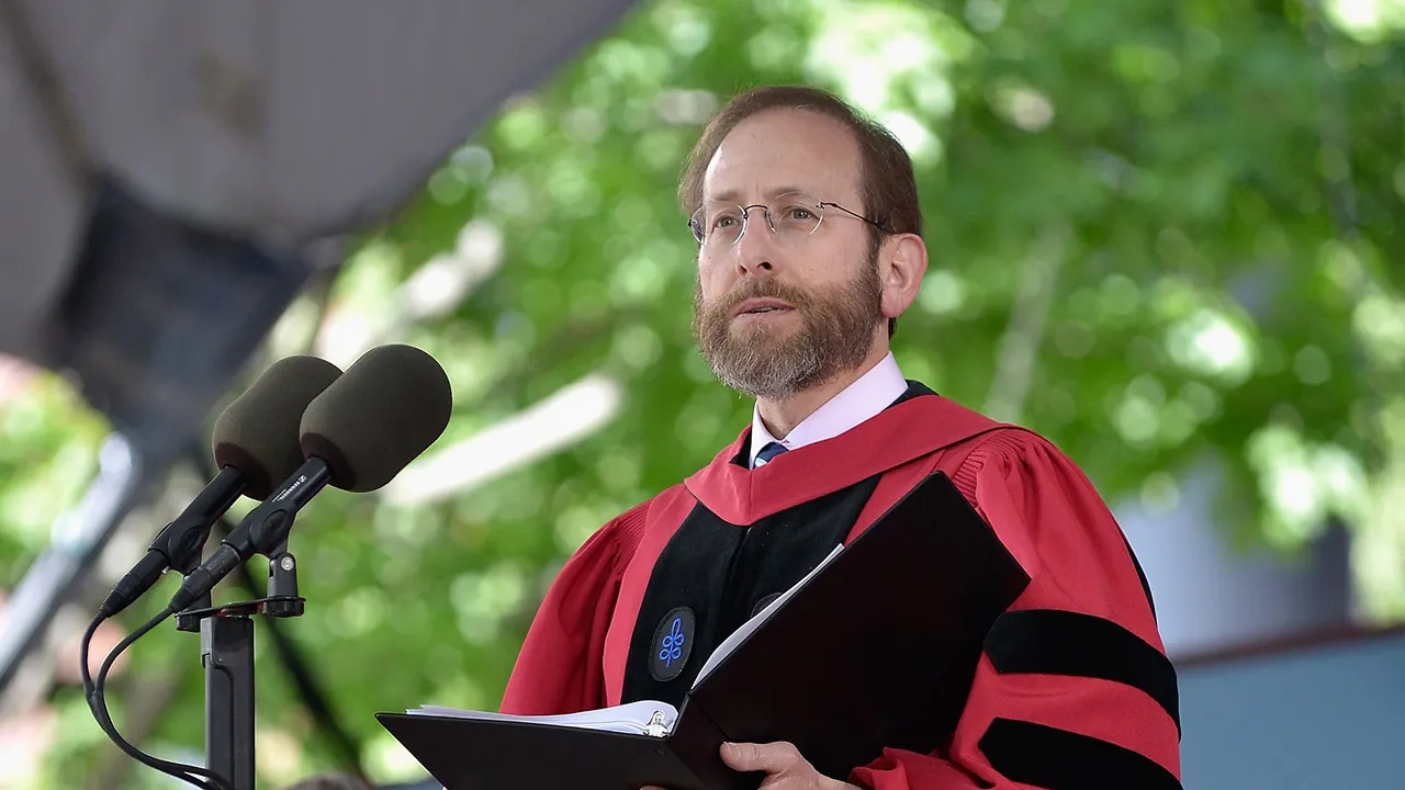 Il presidente dell'Università di Harvard subisce un taglio del 25% dello stipendio a causa del blocco dei finanziamenti dell'amministrazione Trump