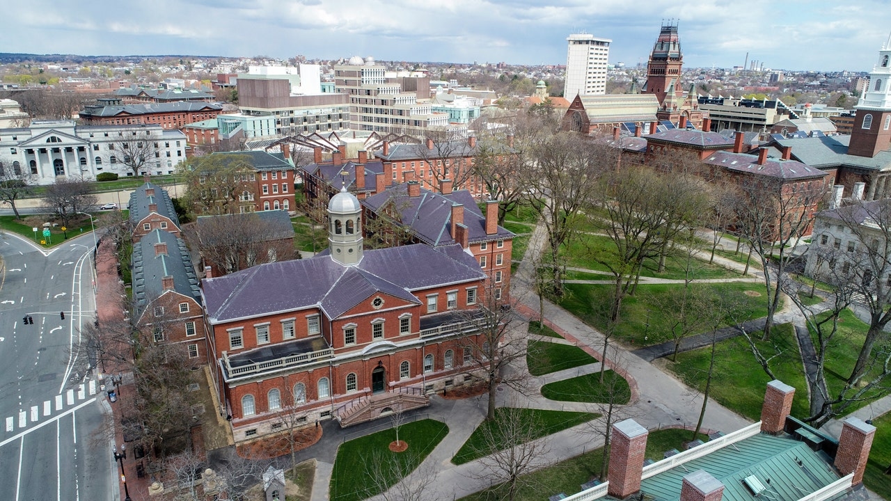 O Departamento de Estado está agora examinando todos os titulares de vistos associados a Harvard