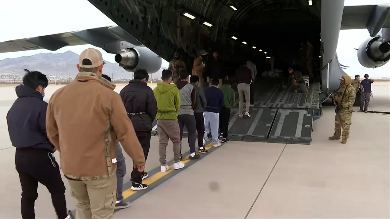 Juiz apoia iniciativa do governo Trump para deportar 8 imigrantes ilegais após outro juiz bloqueá-la