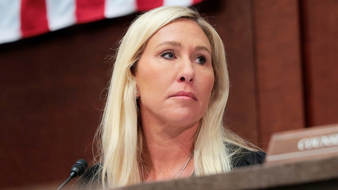 Trump-bondgenoot Marjorie Taylor Greene zegt dat ze zich niet kandidaat zal stellen voor de Senaat, terwijl ze Democraten en mede-Republikeinen bekritiseert