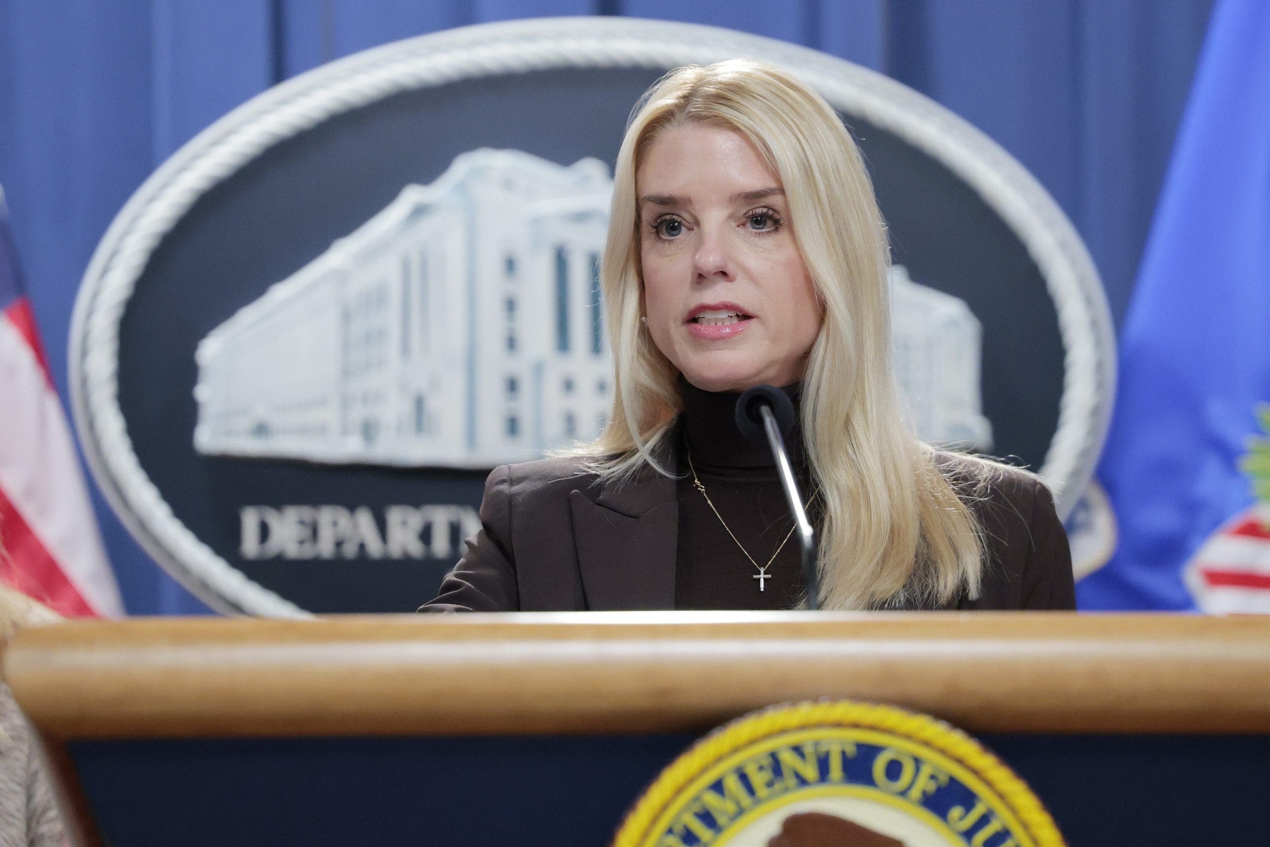 El Departamento de Justicia de Trump avanza para disolver el decreto Flores que rige la detención de menores no acompañados en EE. UU.