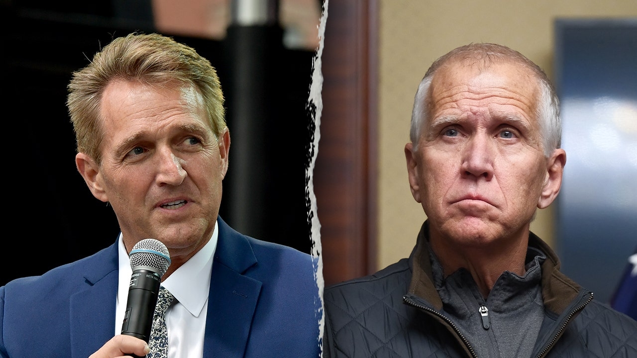 L'annuncio del ritiro di Tillis suscita le reazioni del critico di Trump Jeff Flake e di Bernie Sanders: "Una setta"