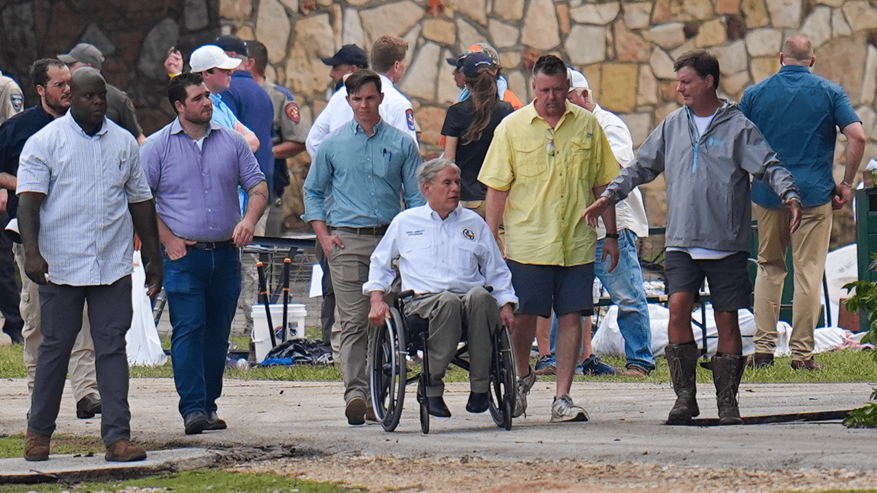 Governador Abbott exige revisão abrangente dos sistemas de alerta de inundações do Texas com aumento do número de mortos