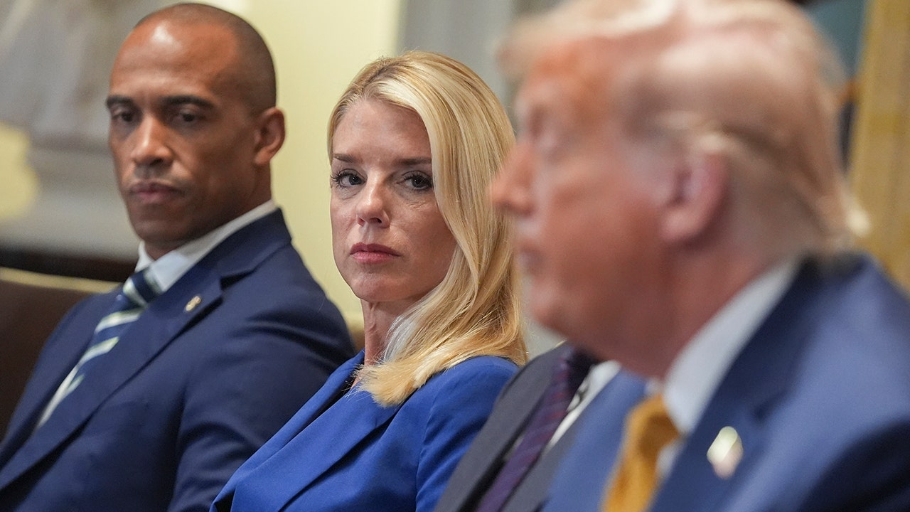 Departamento de Justiça de Trump tem como alvo médicos e clínicas que realizam procedimentos de mudança de sexo em menores