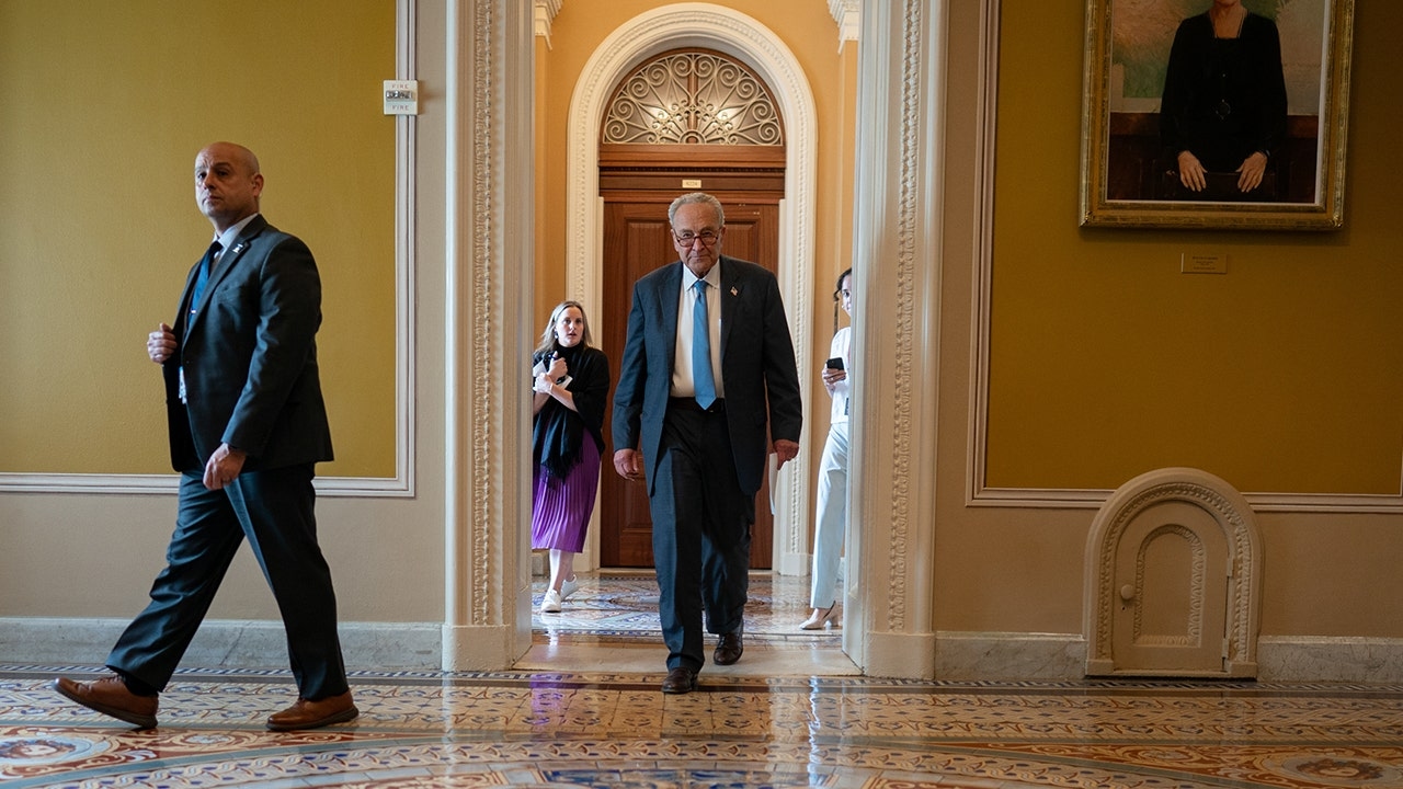 O modesto pacote de cortes de gastos de Trump sobrevive à votação apertada do Senado, enquanto alguns republicanos rompem fileiras