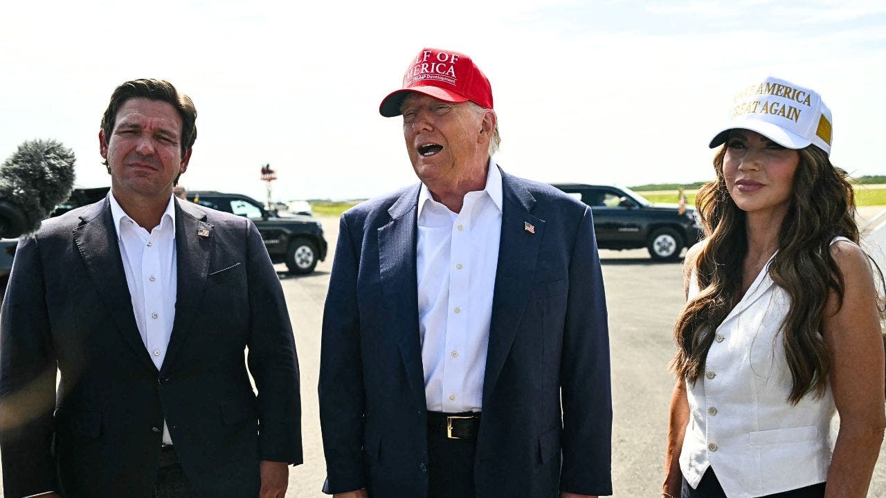 Governo Trump oferece US$ 608 milhões para estados construírem campos de migrantes inspirados em 'Alligator Alcatraz'