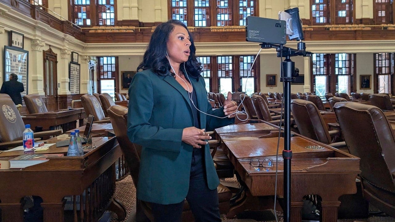 Un democratico del Texas interrompe bruscamente la chiamata con Newsom e altri membri del partito dopo che le è stato detto che sta commettendo un reato