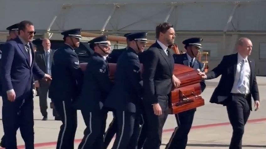 El vicepresidente JD Vance escolta el ataúd de Charlie Kirk antes del vuelo en el Air Force Two de Utah a Arizona.