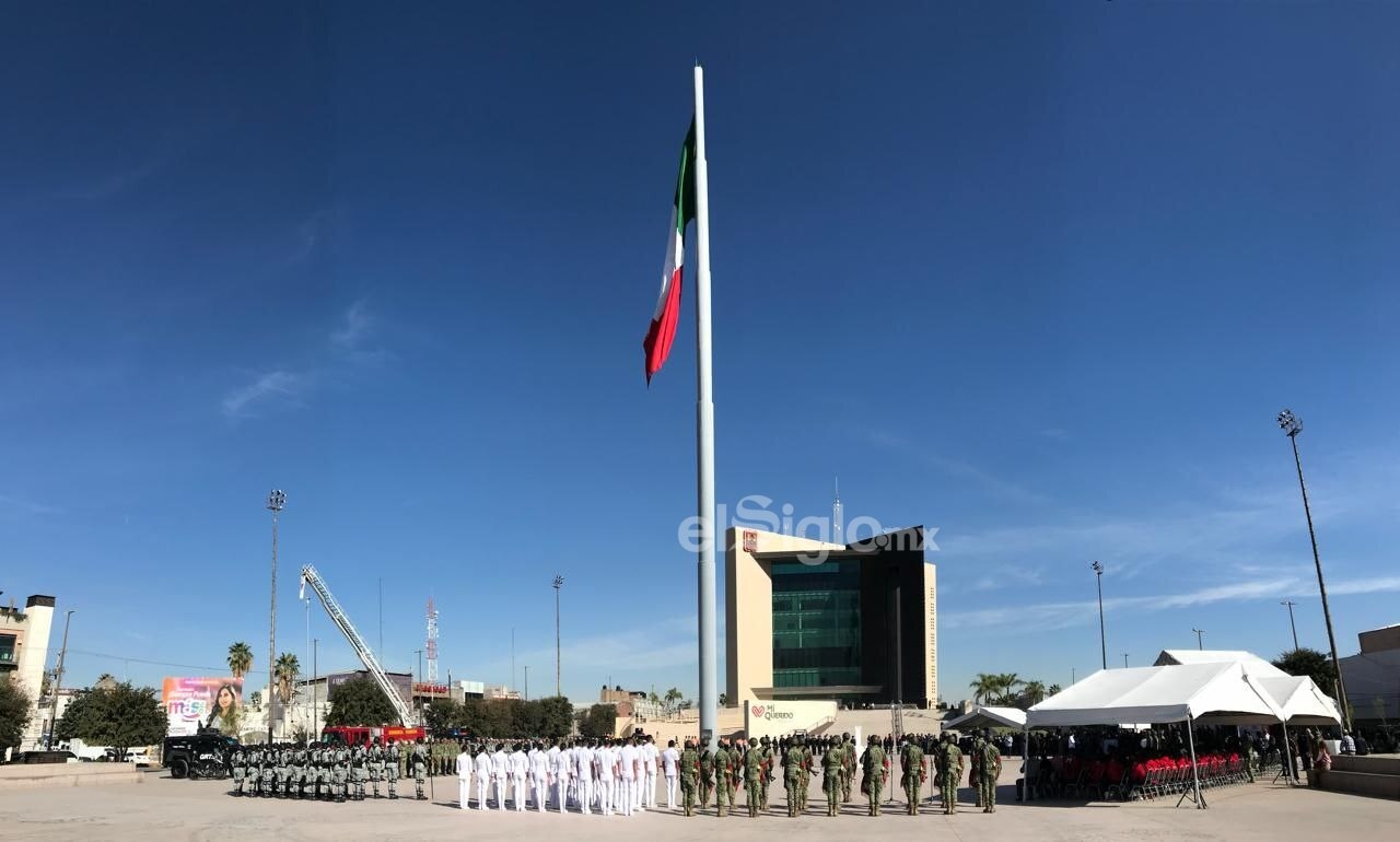 Vlagdag wordt gevierd op de Plaza Mayor van Torreón