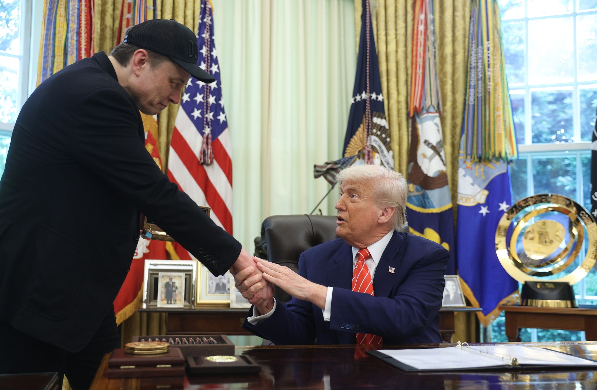 Donald Trump diz que Musk "perdeu a cabeça" e não está interessado em dialogar por enquanto.