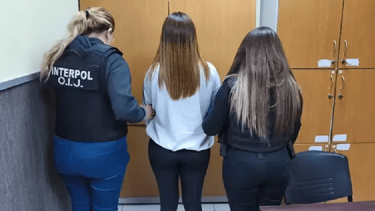 Esposa de ex-astro da Super League rouba joalheiro