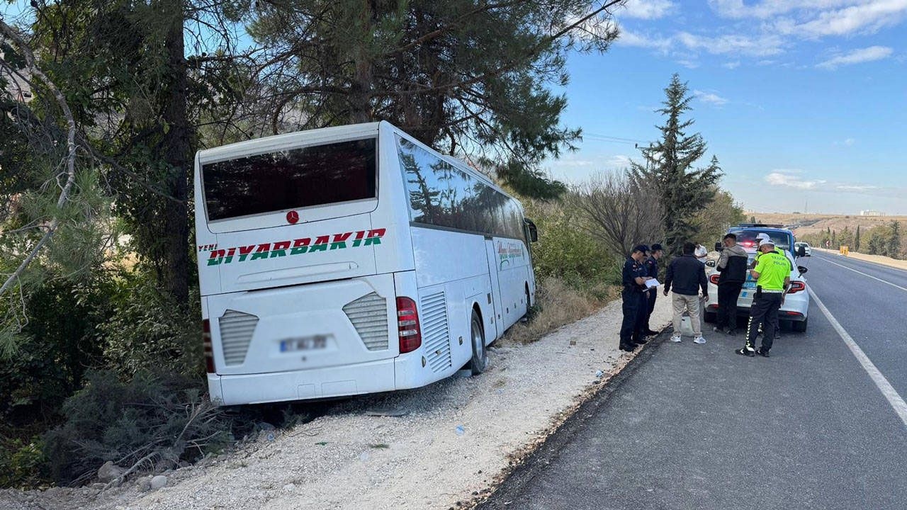 В Адыямане столкнулись пассажирский автобус и легковой автомобиль, в результате чего погибли четыре человека.