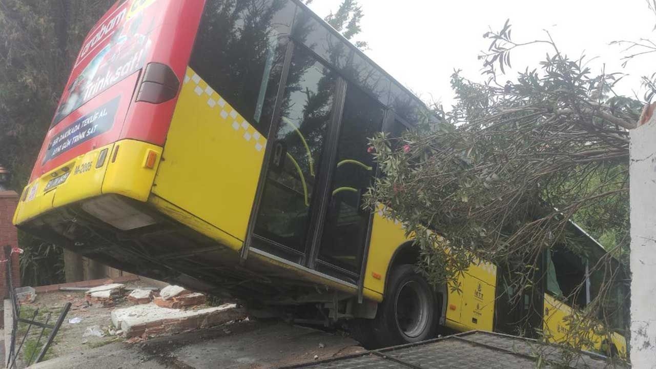 L'autobus i cui freni non funzionavano è rimasto appeso al muro