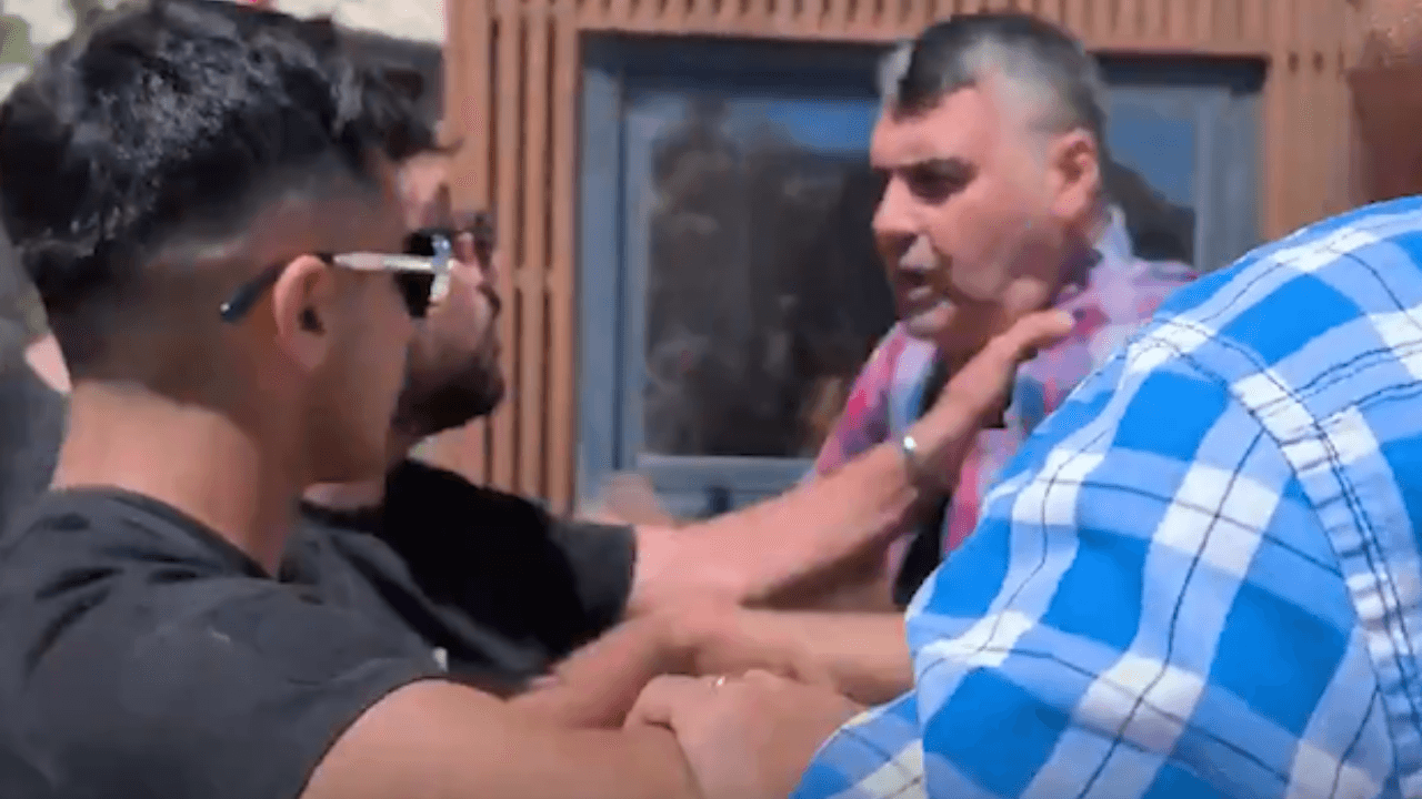 A brawl broke out between Simpaş employees and citizens who blocked the public road in Marmaris!