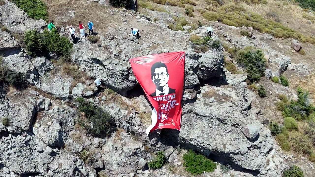De İmamoğlu-banner die op een heuvel in Bodrum hing, werd door de politie verwijderd