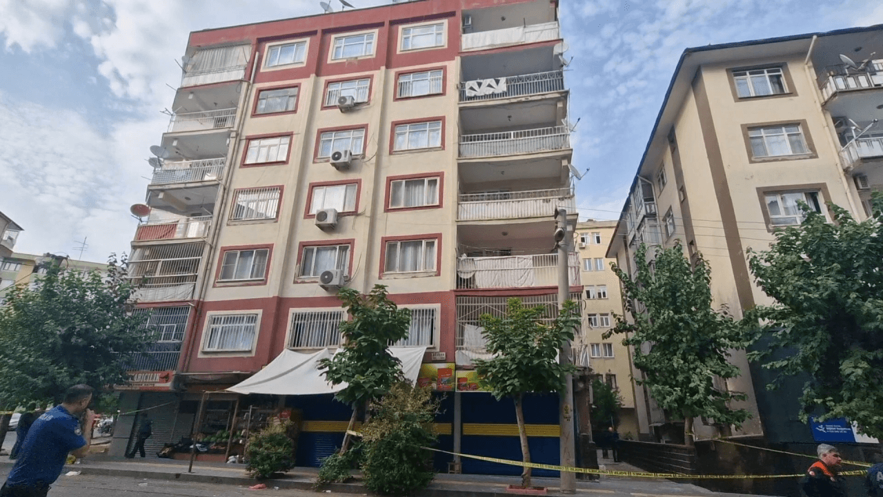 Ewakuowano 6-piętrowy budynek z pękniętą kolumną!