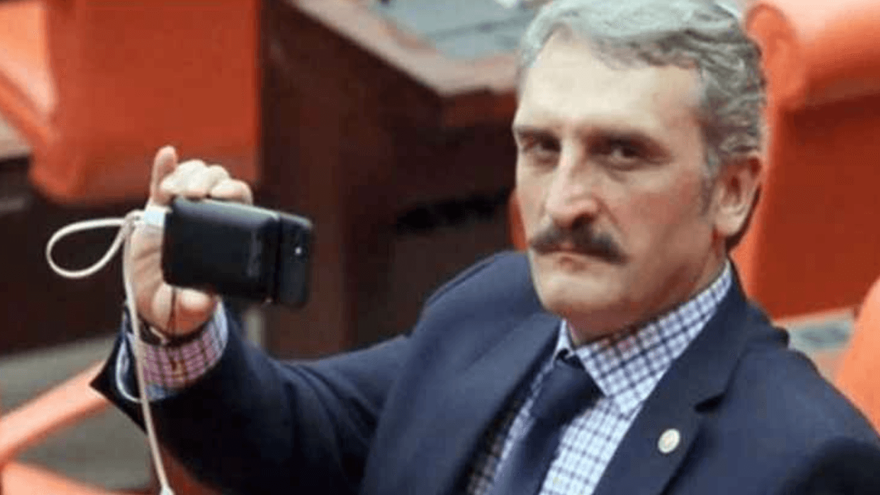 Skarga karna przeciwko członkowi AKP Çamlıemu ze Stowarzyszenia Myśli Atatürkistowskiej