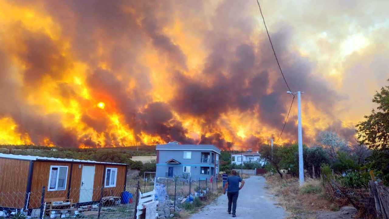 Tekirdağ'da yangın büyüdü! 3 mahalle tahliye edildi
