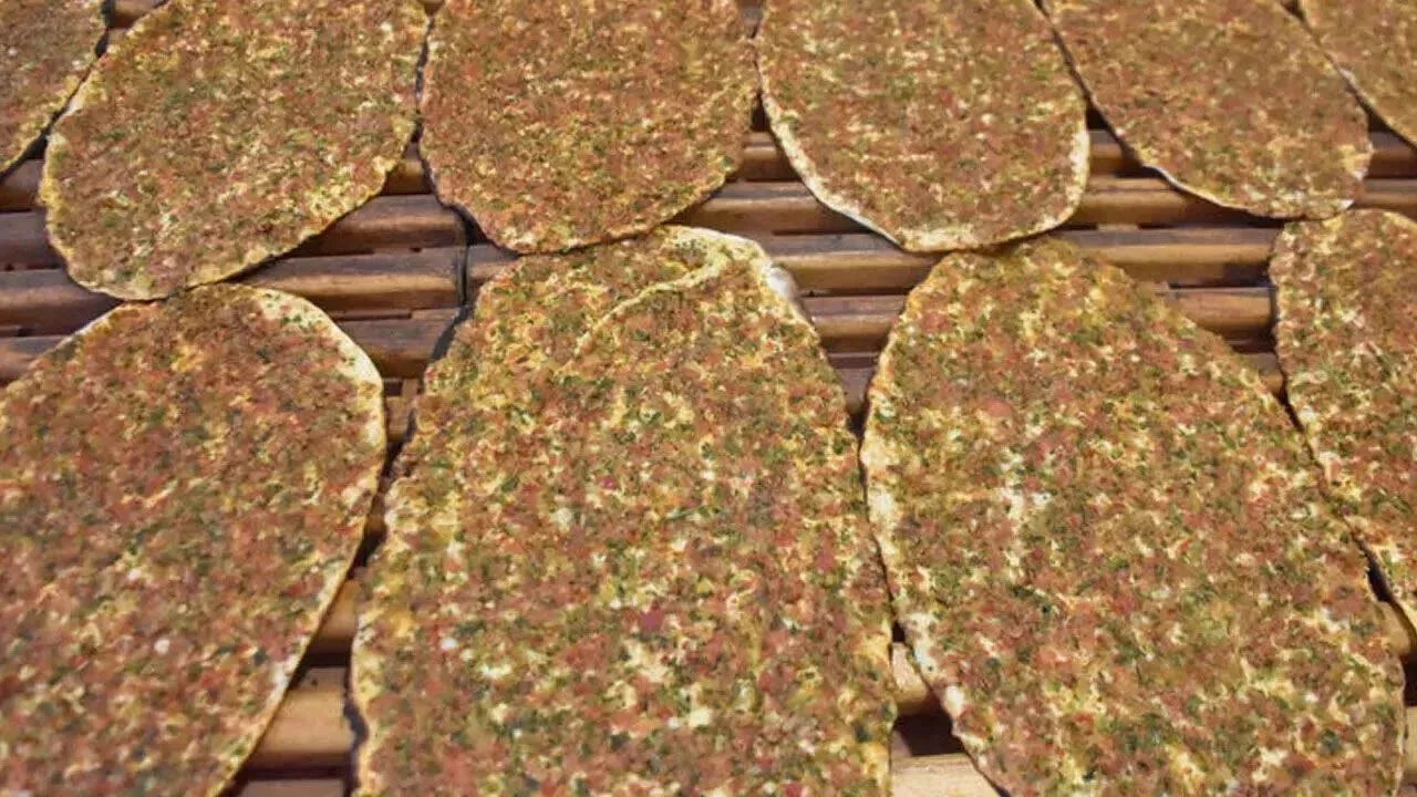 Uważajcie na te dwie restauracje! Zawartość lahmacunu jest obrzydliwa.